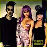 组图：麦莉扮性感饶舌女歌手 紫发裸单乳