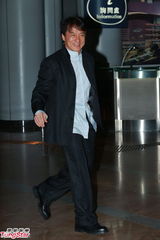 组图：晶刚香港婚礼 成龙休闲西装现身大气招呼媒体