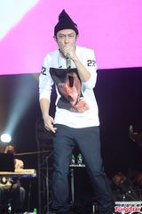 组图：陈冠希上海火热开唱 衣着随意嘻哈范儿