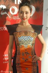 幻灯：马苏红裙闪耀时尚大典 上海谱写《美丽人生》