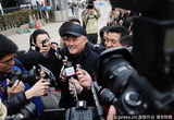 组图：成龙参加两会引尖叫骚乱不禁捂耳