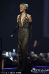 组图：蕾哈娜获全英国际最佳女歌手 破烂大T秀美腿