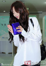 组图：4minute泫雅为韩普选投票 黑白配休闲亮相