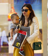 组图：辣妈米兰达风姿绰约 宝贝儿子诠释“天然呆”