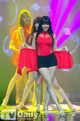 组图：韩女团Dal★shabet舞台掀裙秀底裤