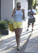 组图：卡麦隆-迪亚兹灰色条纹上衣搭黄色短裤