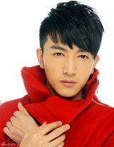 组图：许诺亮眼红装写真显时尚儒雅