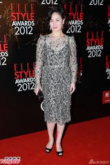 组图：阿Sa(蔡卓妍)笑指男友胸大要戴bra