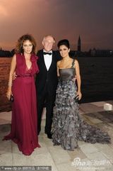 组图：麦当娜黑超黑裙尽展大姐大酷 助阵女性电影奖