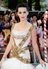 组图：凯蒂-佩里红蓝白假睫毛闪耀英国首映