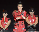 组图：王力宏开唱高空秀琴技 轻捏辣妹舞伴手腕