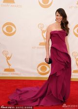 组图：《广告狂人》琳达-卡德里尼玫红裙美艳