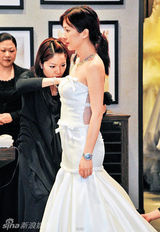 组图：文颂娴车震修成正果 尖沙咀试穿婚纱