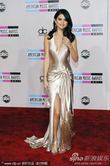 组图：比伯赛琳娜红毯深情对视 破不和传闻