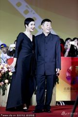 组图：蒋雯丽顾长卫夫妇亮相 红毯牵手秀恩爱