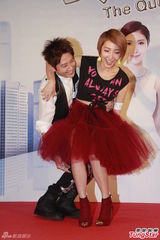 组图：杨谨华遭孙耀威熊抱 安全裤外露险走光