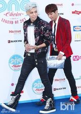 组图：神话李孝利等亮相20代选择颁奖礼蓝地毯