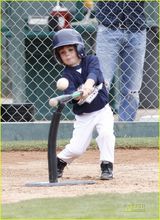 组图：布兰妮与男友棒球场秀亲密 为大儿子比赛助威