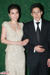 组图：晶刚香港婚宴 郭晶晶坠钻礼服挽霍启刚亮相