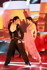 组图：黄曼热辣红裙激情拉丁闪耀《舞林》