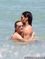 组图：球星法尔考海中爱抚娇妻 舔肚脐极度高调