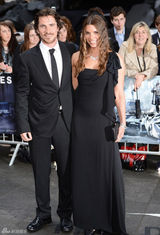 组图：玛丽昂黄抹胸妩媚现身《蝙蝠侠》首映