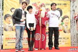 组图：李康宜拜神求票房 爱情长跑结婚顺其自然