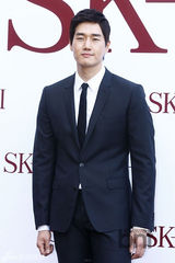 组图：汤唯林秀晶李妍熙出席活动同穿红裙斗艳