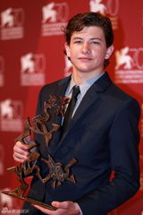 组图：威尼斯电影节闭幕 获奖者后台高举奖杯