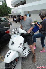 组图：谢天华带香槟道贺 医院探陈小春爱子