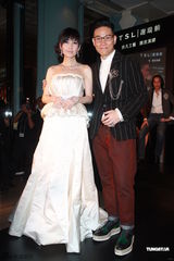 组图：周慧敏曼妙白裙女神范儿 大方秀光滑美背