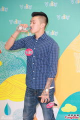 组图：朴宰范呼吁歌迷为海难祈祷 不知尼坤恋情