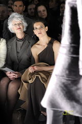 高清组图：阿汤嫂霍尔姆斯亮相米兰时装周