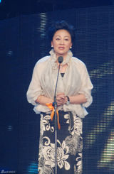 幻灯图：王姬华服亮相电影节 调侃黄渤没商量 