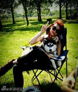 组图：68岁老艺人凌峰19岁漂亮时髦女儿近照曝光