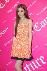 组图：文咏珊甜美春装出席活动 陈法拉短发显帅气