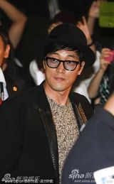 组图：苏志燮釜山公开对话 黑框镜配礼帽人气旺