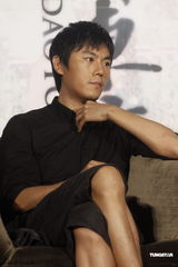 组图：《初到东京》揭海报 张钧甯甜美秦昊帅气