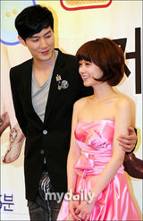 组图：张娜拉粉裙出席新剧《童颜美女》发布会