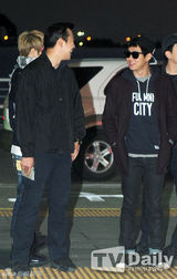 组图：JYJ飞赴越南 朴有天不惧绯闻现身机场