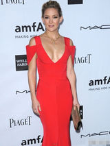 组图：凯特-哈德森红礼服现身 深V露半球性感优雅