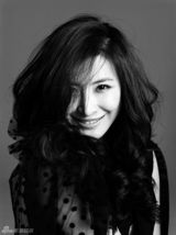 组图：王雅捷演绎黑白写真 大V真空装展现性感曲线