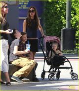 组图：辣妹带4子女出游 布鲁克林抱妹妹帅气成熟