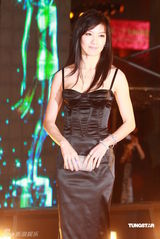 幻灯：香港金像奖红毯 林熙蕾低胸礼服高贵典雅