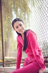 组图：黄圣依师妹王婉中写真变身红粉女郎