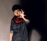 组图：张睿休闲运动写真 仰望天空扮深沉