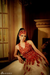 组图：芙蓉姐姐化身妩媚孔雀 装扮火红魅惑放电