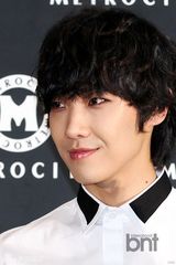 组图：任时完李准出席品牌展示会黑白装拼帅