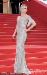 组图：超模海蒂戛纳走秀礼服露背身材高挑