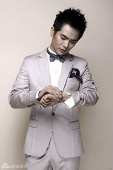 组图：张晓龙魅力大片演绎优雅绅士